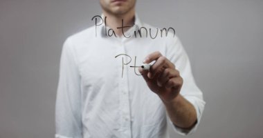 Cam üzerinde yazılı genç adam