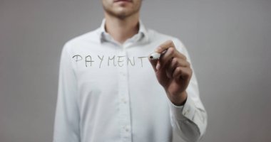 Cam üzerinde yazılı genç adam