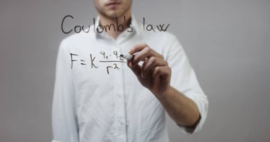 Cam üzerinde yazılı genç adam