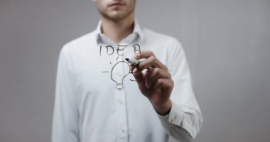 Cam üzerinde yazılı genç adam