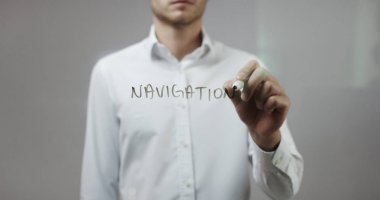 Cam üzerinde yazılı genç adam