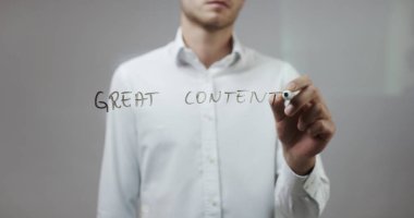 Cam üzerinde yazılı genç adam