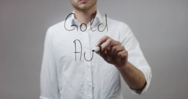 Cam üzerinde yazılı genç adam