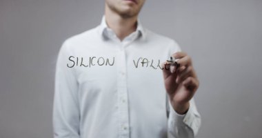 Cam üzerinde yazılı genç adam