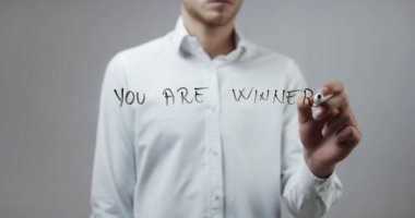 Cam üzerinde yazılı genç adam