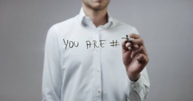 Cam üzerinde yazılı genç adam