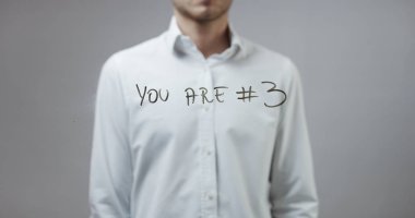 Cam üzerinde yazılı genç adam