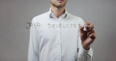 Cam üzerinde yazılı genç adam