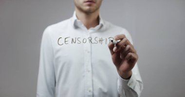 Cam üzerinde yazılı genç adam