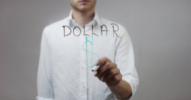 Cam üzerinde yazılı genç adam