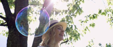 Sarışın kız sabun köpüğü üfleme