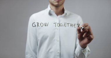 Cam üzerinde yazılı genç adam