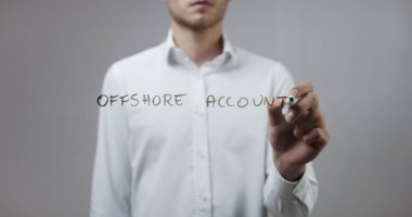 Cam üzerinde yazılı genç adam