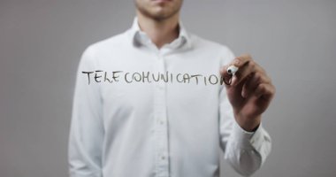 Cam üzerinde yazılı genç adam