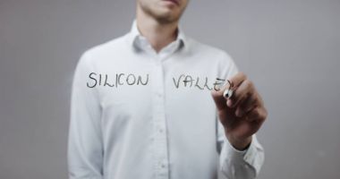 Cam üzerinde yazılı genç adam