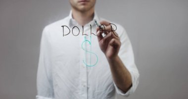 Cam üzerinde yazılı genç adam