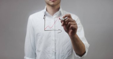 Cam üzerinde yazılı genç adam