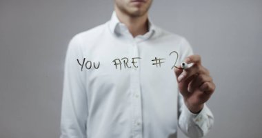 Cam üzerinde yazılı genç adam