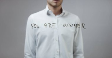 Cam üzerinde yazılı genç adam