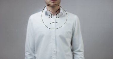 Cam üzerinde yazılı genç adam