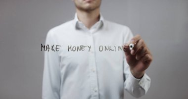 Cam üzerinde yazılı genç adam