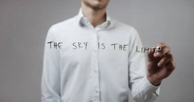 Cam üzerinde yazılı genç adam