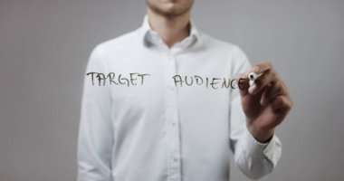 Cam üzerinde yazılı genç adam