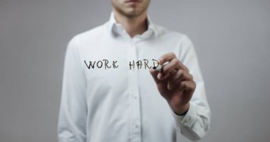 Cam üzerinde yazılı genç adam