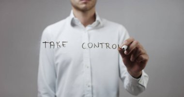 Cam üzerinde yazılı genç adam