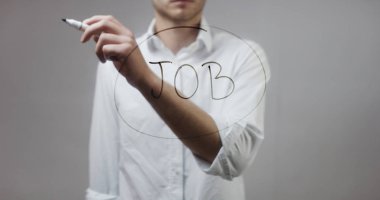 Cam üzerinde yazılı genç adam