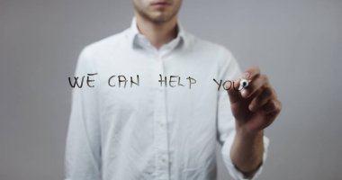 Cam üzerinde yazılı genç adam