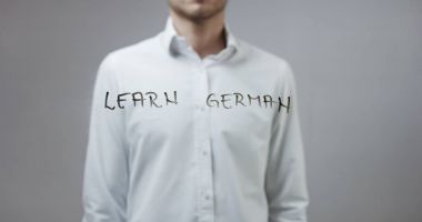 Cam üzerinde yazılı genç adam