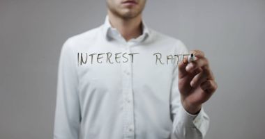 Cam üzerinde yazılı genç adam