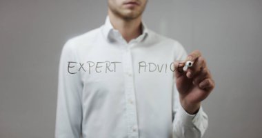 Cam üzerinde yazılı genç adam