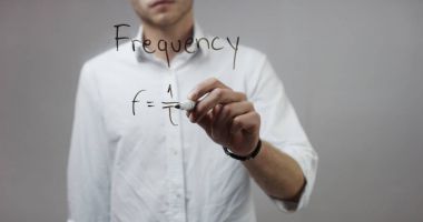 Cam üzerinde yazılı genç adam