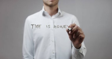 Cam üzerinde yazılı genç adam