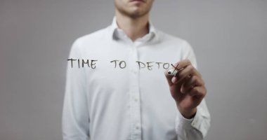 Cam üzerinde yazılı genç adam