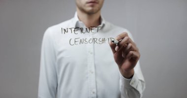 Cam üzerinde yazılı genç adam