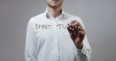 Cam üzerinde yazılı genç adam