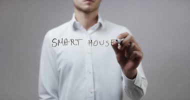 Cam üzerinde yazılı genç adam