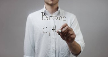 Cam üzerinde yazılı genç adam