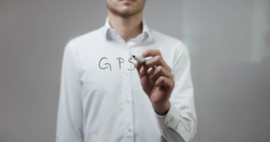 Cam üzerinde yazılı genç adam