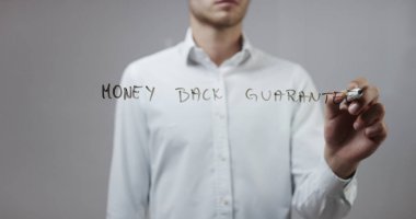 Cam üzerinde yazılı genç adam