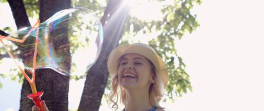 Sarışın kız sabun köpüğü üfleme