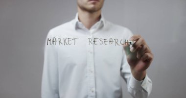 Cam üzerinde yazılı genç adam