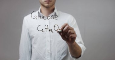 Cam üzerinde yazılı genç adam