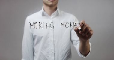 Cam üzerinde yazılı genç adam