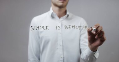 Cam üzerinde yazılı genç adam