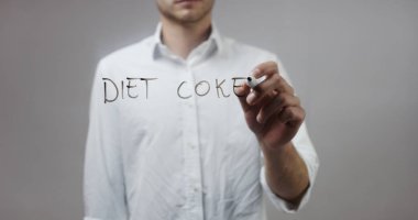 Cam üzerinde yazılı genç adam