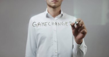 Cam üzerinde yazılı genç adam